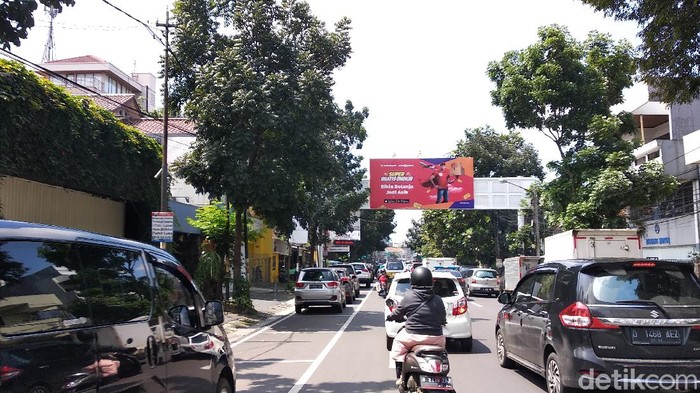 Suasan jalanan Kota Bandung