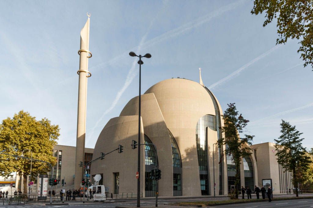 Sebuah masjid unik bernama Cologne Central Mosque berdiri di Cologne, Jerman. Mengambil gaya Turki, masjid dirancang dengan arsitektur Ottoman.