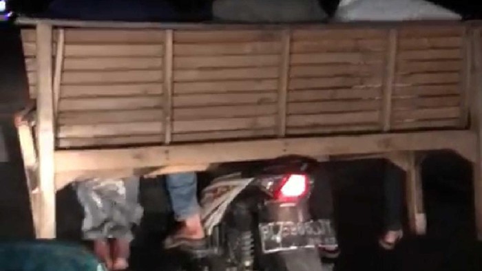 4 remaja Aceh naik motor pakai kursi panjang