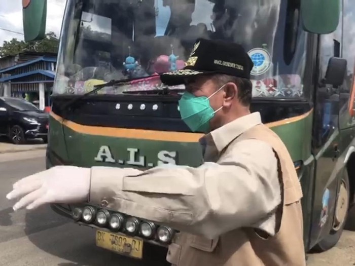 Bus AKAP berpenumpang disuruh putar balik saat masuk Provinsi Sumbar.