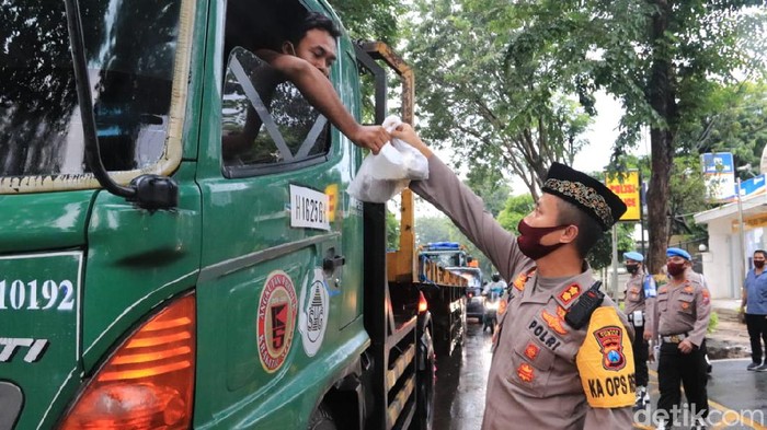 Senyum semringah tampak dari wajah para sopir truk yang melintas di jalan Kota Tuban. TNI-Polri menghampiri mereka dan memberikan nasi serta takjil untuk berbuka puasa.