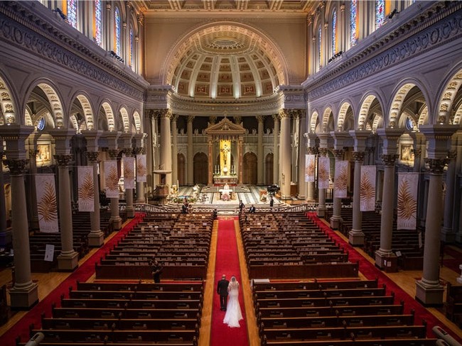 Kami mengadakan pernikahan hanya dengan keluarga dekat kami dan pihak gereja cukup baik untuk memperbolehkan siaran langsung sehingga teman-teman dan keluarga kami dapat menonton secara langsung, kata Khachi kepada ABC7. Foto: dok. vicens forns photography