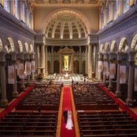 Kami mengadakan pernikahan hanya dengan keluarga dekat kami dan pihak gereja cukup baik untuk memperbolehkan siaran langsung sehingga teman-teman dan keluarga kami dapat menonton secara langsung, kata Khachi kepada ABC7. Foto: dok. vicens forns photography