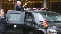 Wapres AS, Mike Pence mengacungkan salam jempol memberi dukungan kepada para pekerja saat berkunjung ke laboratorium Klinik Mayo, Minnesota, AS (28/4/2020). Pence yang tidak menggunakan masker disayangkan oleh sejumlah kalangan.
