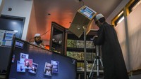Geliat kehidupan umat Muslim di Amerika Serikat tak hanya tampak di kawasan Seattle, Kota New York juga menjadi salah satu kawasan yang banyak ditinggali oleh umat Muslim di Amerika Serikat. Imam Mufti Mohammed Ismail, kiri, seorang pemimpin Pusat Kebudayaan dan Masjid An-Noor, tengah bersiap menyampaikan pesan secara daring usai otoritas setempat menerapkan pembatasan sosial guna mencegah penyebaran virus Corona. AP Photo/Bebeto Matthews.