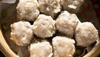 Siomay ayam udang ini favorit semua orang. Rasanya kenyal-kenyal gurih apalagi dimakan hangat dengan cocolan saus cabe. Cara membuatnya juga tak sulit. Cek resepnya di sini. Foto: iStock