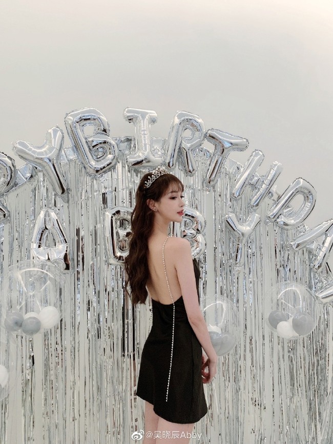 Meski membuatnya cantik dan sukses, Abby mengaku tak selamanya bahagia. Aku menceritakan kisahku di acara itu akrena aku tidak orang operasi plastik di usia remaja seperti aku. Mereka harus berpikir rasional ketika mengubah kecantikan mereka. Operasi plastik mungkin memberimu poin ekstra untuk penampilan luar tapi itu tidak membuat hidupku lebih cantik, Foto: dok. Weibo