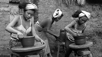 Sejumlah warga membuat gerabah di Bali pada 1954. Kerajinan yang terbuat dari tanah liat itu telah ada sejak zaman dulu. Three Lions/Getty Images.