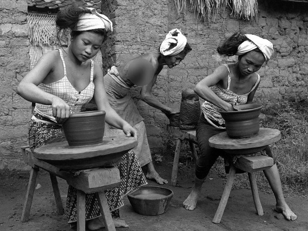 Sejumlah warga membuat gerabah di Bali pada 1954. Kerajinan yang terbuat dari tanah liat itu telah ada sejak zaman dulu. Three Lions/Getty Images.