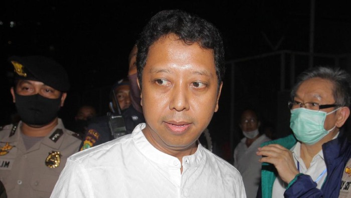 ROMAHURMUZIY BEBAS Terpidana mantan Ketua Umum PPP Muhammad Rommahurmuziy (kedua kiri) menjawab pertanyaan wartawan saat keluar dari Rumah Tahanan (Rutan) K4, di Gedung KPK , Jakarta, Rabu (29/4/2020)). Rommy yang terjerat kasus suap jual beli jabatan di Kementerian Agama (Kemenag) 2019, dinyatakan bebas usai terbit penetapan pembebasan Mahakamah Agung (MA) pasca putusan tingkat banding di Pengadilan Tinggi DKI Jakarta memotong hukuman Rommy hanya menjadi satu tahun. . ANTARA FOTO/Reno Esnir/foc.