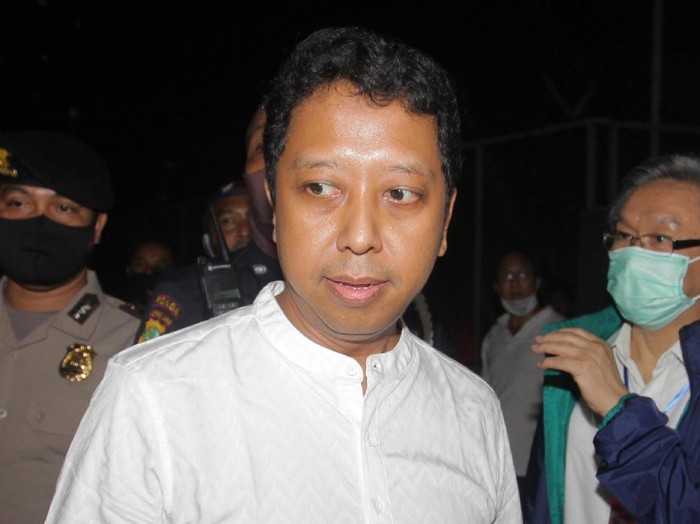 Terpidana mantan Ketua Umum PPP Muhammad Rommahurmuziy (kedua kiri) menjawab pertanyaan wartawan saat keluar dari Rumah Tahanan (Rutan) K4, di Gedung KPK , Jakarta, Rabu (29/4/2020)).  Rommy yang terjerat kasus suap jual beli jabatan di Kementerian Agama (Kemenag) 2019, dinyatakan bebas usai terbit penetapan pembebasan Mahakamah Agung (MA) pasca putusan tingkat banding di Pengadilan Tinggi DKI Jakarta memotong hukuman Rommy hanya menjadi satu tahun. .  ANTARA FOTO/Reno Esnir/foc.