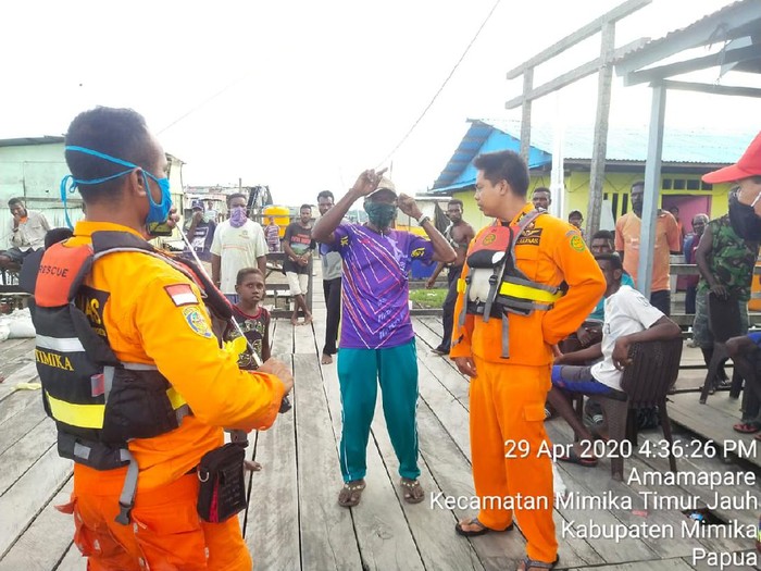 Tim SAR bersama warga mencari ibu yang hilang saat mencuci kepiting di pinggir sungai (Dok. Istimewa)