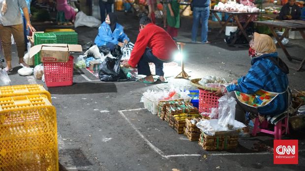 Suasana Pasar Pagi Salatiga yang pindah ke Jalan Jendral Sudirman Salatiga dan kini menerapkan “jaga jarak”