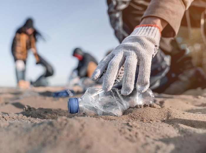 Ilustrasi sampah di pantai