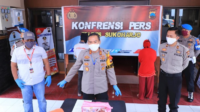 Jumpa pers pasutri ngaku kemalingan Rp 80 juta di Polres Sukoharjo, Rabu (29/4/2020).