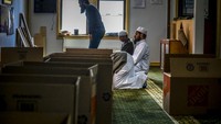 Imam Mufti Mohammed Ismail bersama sejumlah relawan melaksanakan ibadah salat usai mengirimkan bantuan bahan makanan kepada para warga yang terdampak wabah virus Corona di kawasan New York. AP Photo/Bebeto Matthews.  