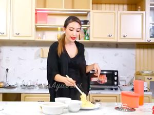 Resep Mie Ayam Abang-abang ala Ayu Dewi yang Dandan Heboh Saat Masak