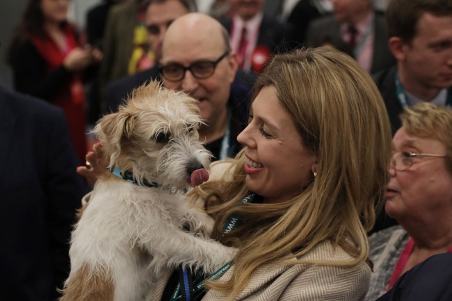Di akun Twitter pribadinya yang bercentang biru, @carriesymonds, Carrie mendeskripsikan dirinya sebagai aktivis lingkungan dan kelautan. Ia juga pernah bekerja sebagai humas untuk Partai Konservatif, partai asal Boris Johnson, sebelum memulai karier di Bloomberg pada Agustus 2018. (Foto: Getty Images)