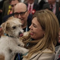 Di akun Twitter pribadinya yang bercentang biru, @carriesymonds, Carrie mendeskripsikan dirinya sebagai aktivis lingkungan dan kelautan. Ia juga pernah bekerja sebagai humas untuk Partai Konservatif, partai asal Boris Johnson, sebelum memulai karier di Bloomberg pada Agustus 2018. (Foto: Getty Images)