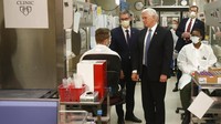 Wapres AS, Mike Pence berbincang dengan peneliti pusat laboratorium untuk penelitian COVID-19, di Minnesota, AS (28/4/2020). Jumlah kematian akibat Corona di AS termasuk salah satu yang tertinggi di dunia selain Spanyol, Italia, dan Inggris. 