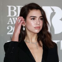 Dua Lipa memulai kariernya sebagai penyanyi profesional pada 2015 dengan merilis single pertamanya, New Love. Kendati sudah teken kontrak pada 2016, ia tak mau jumawa. Pada usia 21 tahun, Dua Lipa sempat berprofesi sebagai penjaga tiket klub malam di London.  (Foto: Getty Images)