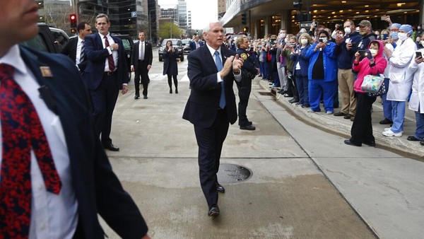 Wapres AS Mike Pence  Kunjungi Lab Corona Tanpa Pelindung Masker