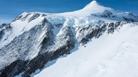 Lebih dari 1.200 pendaki telah berhasil mencapai puncaknya, tentu dibimbing beberapa pemandu khusus. Periode pendakian utama Gunung Vinson Massif ini antara Desember dan Februari saat Antartika disinari matahari selama 24 jam