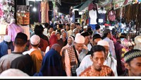  Saat Ramadan biasanya kawasan makam Sunan Ampel dipenuhi oleh peziarah.