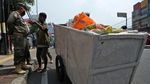 Satpol PP Tertibkan Gepeng yang Berkeliaran saat PSBB