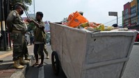 Petugas Satpol PP menginterogasi PMKS yang melintas di Jalan Dewi Sartika, Cawang, Jakarta.