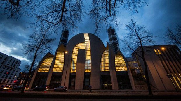 Sebuah masjid unik bernama Cologne Central Mosque berdiri di Cologne, Jerman. Mengambil gaya Turki, masjid dirancang dengan arsitektur Ottoman.