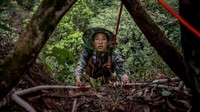 Suku Lisu dikenal terampil mengumpulkan madu dari sarangnya yang berada di tebing batu, curam dan terpencil.