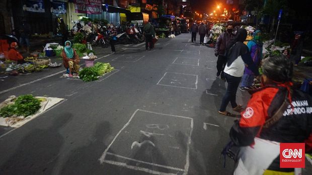 Suasana Pasar Pagi Salatiga yang pindah ke Jalan Jendral Sudirman Salatiga dan kini menerapkan “jaga jarak”