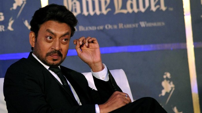 Indian Bollywood actor Irrfan Khan poses during a promotional event in Mumbai late August 7, 2014. AFP PHOTO/STR (Photo by STRDEL / AFP)