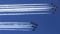 Sebanyak 12 jet tempur milik kelompok penerbang Angkatan Udara AS, Thunderbirds, bersama kelompok penerbang Angkatan Laut AS, Blue Angels melintasi langit Philadelphia.