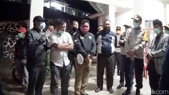 Dialog massa penolak pasien reaktif Corona di RSUD Kondosapata bersama Bupati Mamasa (Abdy Febriady/detikcom)