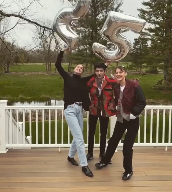 Inilah momen ulang tahun Gigi Hadid ke-25 yang dirayakannya di rumah keluarga Hadid di Pennsylvania. Keluarga Gigi Hadid, beserta Zayn Malik melakukan lockdown bersama.  Foto: dok. Instagram