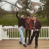 Inilah momen ulang tahun Gigi Hadid ke-25 yang dirayakannya di rumah keluarga Hadid di Pennsylvania. Keluarga Gigi Hadid, beserta Zayn Malik melakukan lockdown bersama.  Foto: dok. Instagram