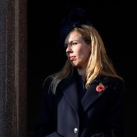 Kabar bahagia itu datang ketika Inggris sedang menghadapi lockdown menyusul pandemi COVID-19. Bahkan, PM Inggris sempat positif virus Corona dan dilarikan ke rumah sakit karena kondisinya memburuk. Senin lalu PM Inggris sudah kembali bekerja setelah dinyatakan sembuh. (Foto: Getty Images)