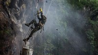 Cara memperoleh madu tersebut seperti spiderman, dengan merayap atau bergelayutan menggunakan seutas tali.