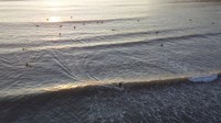 Warga juga menyerbu Pantai Sumner di Christchurch, Selandia Baru. 