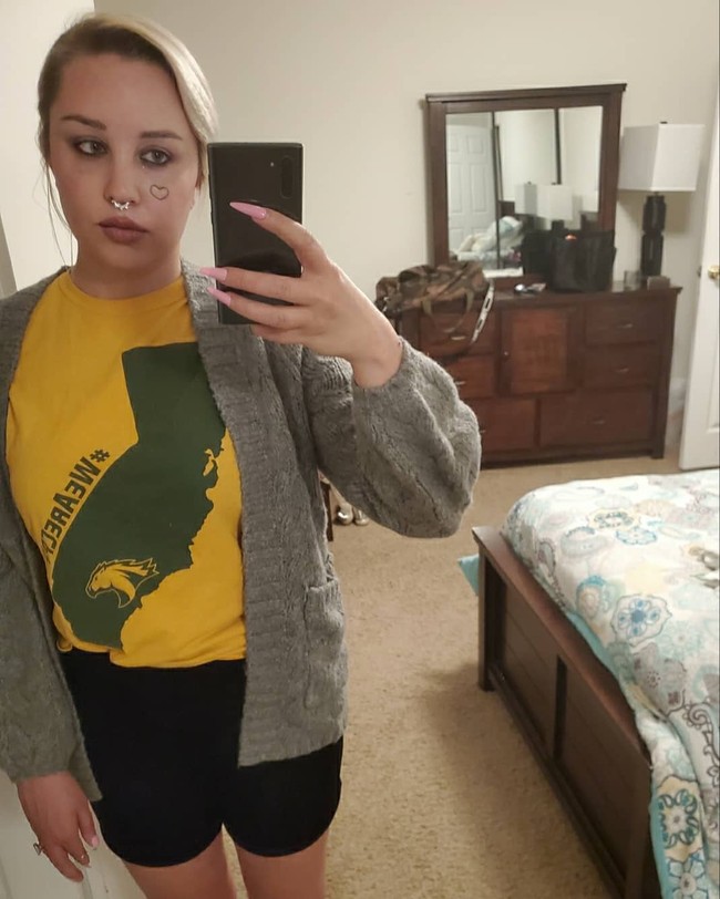 Mantan aktris Nickelodeon, Amanda Bynes, menjalani masa yang berat di tengah pandemi Corona ini. Pasalnya Amanda hamil dengan status kedua orangtuanya tidak senang dengan kabar kehamilannya itu. Amanda sendiri menjalani hubungan cinta putus sambung dengan Paul Michael, ayah dari bayinya. Dan belum lama ini keduanya mengaku bertunangan. Foto: Instagram