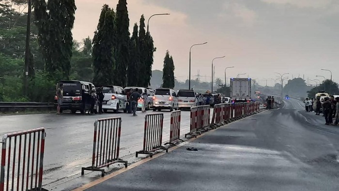 Mobil-mobil dicegah ke Pelabuhan Merak.