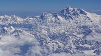 Gunung Everest pertama kali diskalakan pada tahun 1953 dan tetap menjadi tempat sampah tertinggi di dunia. Pendaki butuh waktu selama 45 hari untuk menggapai puncak Everest dengan biaya hingga USD 100 ribu.