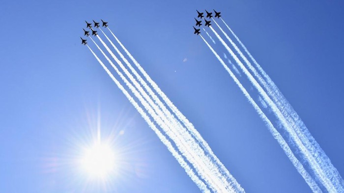 US Navy Blue Angels and US Air Force Thunderbirds jets fly over New York to salute coronavirus healthcare workers, first responders and other essential workers on April 28, 2020 in New York City. - The US Navy Blue Angels and Air Force Thunderbirds are conducting multi-city flyovers as part of the American Strong collaborative salute to recognize health care workers, first responders, and other essential personnel during the coronavirus (COVID-19) pandemic. (Photo by Angela Weiss / AFP)