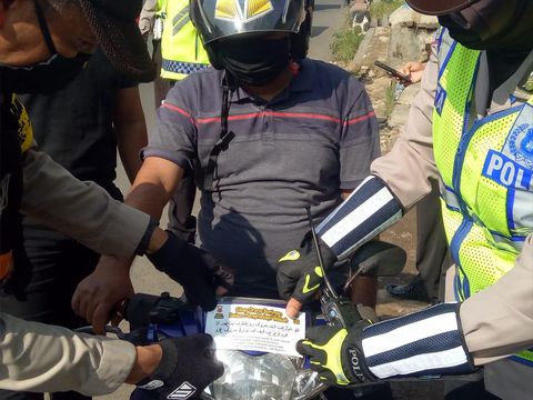 Polisi di Kabupaten Bogor tegur pelanggar PSBB dengan ayat Al-Qur'an