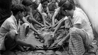 Sejumlah warga sedang mengikuti salah satu ritual di Bali pada 1955. Three Lions/Getty Images.
