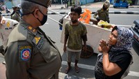 Satpol PP menertibkan warga penyandang masalah kesejahteraan sosial (PMKS) di Jalan Dewi Sartika, Cawang, Jakarta, Rabu (29/4/2020).