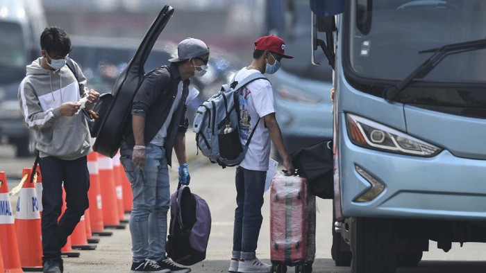 Warga Negara Indonesia (WNI) yang menjadi anak buah kapal Kapal Pesiar MV Dream Explorer berada di dalam bus setibanya di Pelabuhan JICT, Tanjung Priok, Jakarta, Rabu (29/4/2020). Sebelum dibawa menuju hotel untuk menjalani isolasi mandiri, 359 WNI tersebut terlebih dahulu menjalani rapid test. ANTARA FOTO/Nova Wahyudi/aww.