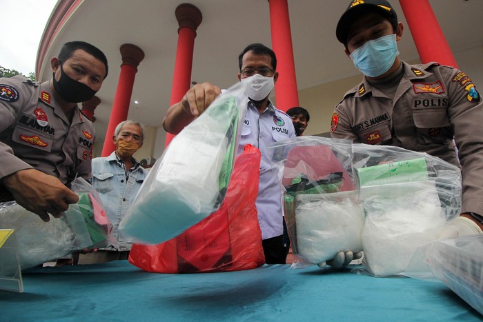 KASUS PEREDARAN NARKOTIKA Polisi menunjukkan barang bukti saat ungkap kasus peredaran narkotika di Polrestabes Surabaya, Jawa Timur, Rabu (29/4/2020). Pada periode 1-29 April 2020 Satresnarkoba Polrestabes Surabaya mengungkap 23 kasus penyalahgunaan narkotika dengan menangkap 31 tersangka dan mengamankan sejumlah barang bukti beberapa diantaranya sabu seberat 11,2 kilogram, pil ekstasi sebanyak 7.600 butir dan pil Double L (koplo) sebanyak 24.000 butir. ANTARA FOTO/Didik Suhartono/foc.